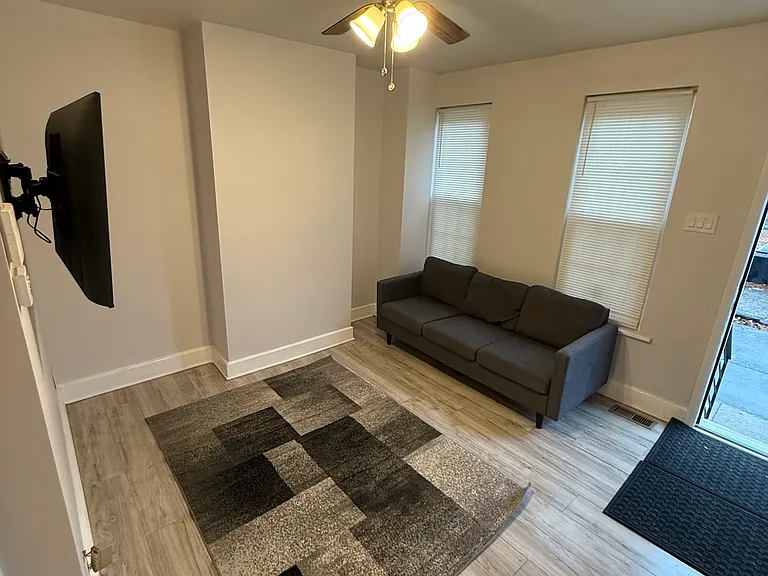 2040 N Darien St — Photo 6