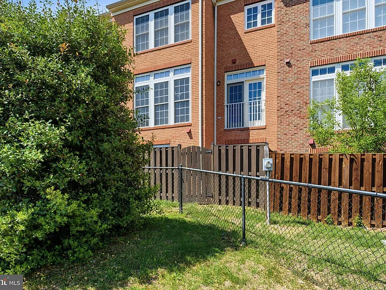 8439 Kirby Lionsdale Dr — Photo 18