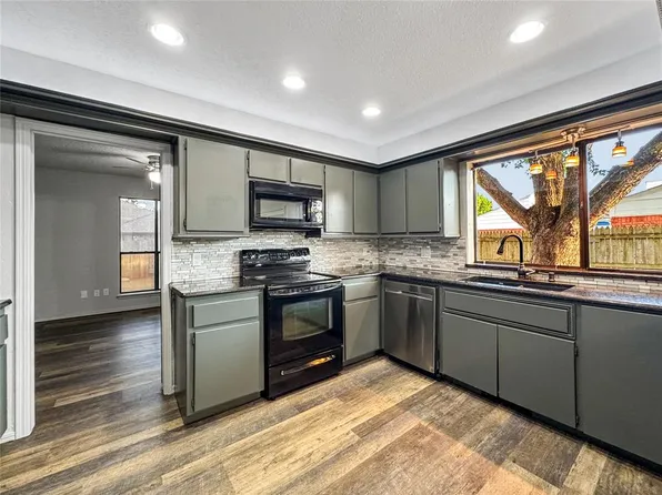 112 Wellington Ln, Moore, OK 73160