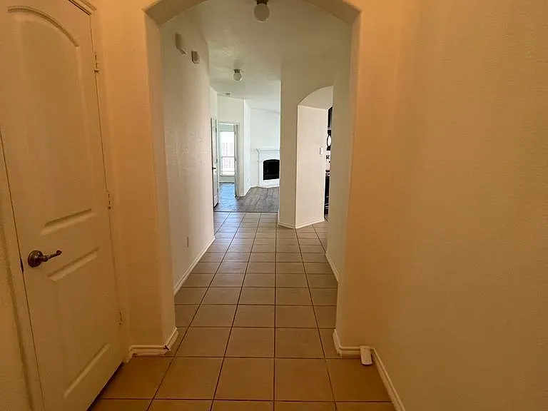 1011 Meadow Green Ct — Photo 3