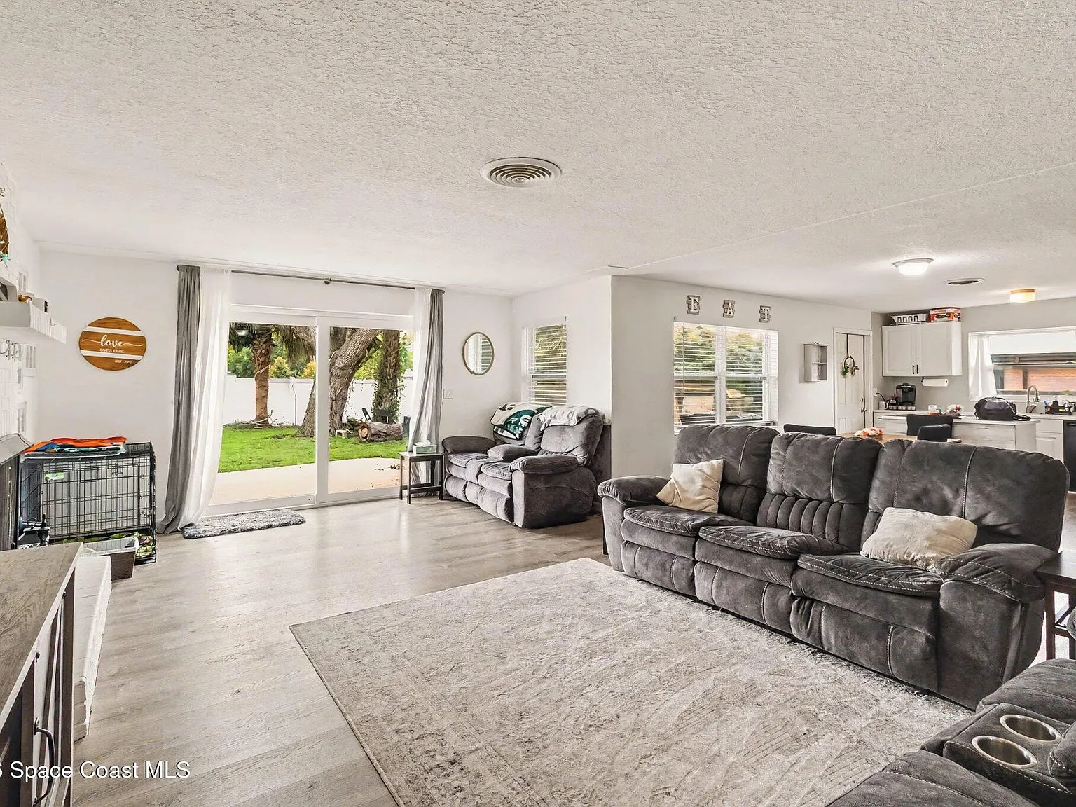 4 bed, 2.0 bath, 1714 sqft, $2,300 — Photo 2