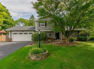 152 Willowbend Dr, Penfield, NY 14526