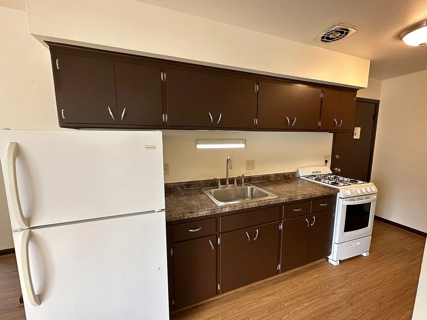 2910 Bolivar Apts — Photo 4