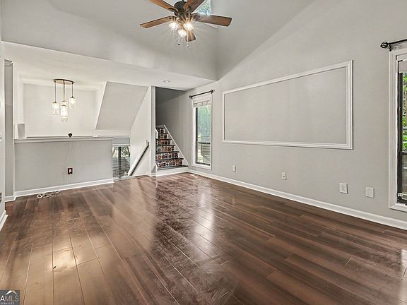 2nd image of 1006 Creatwood Cir SE