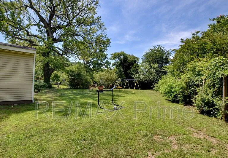 2 Clover St — Photo 24