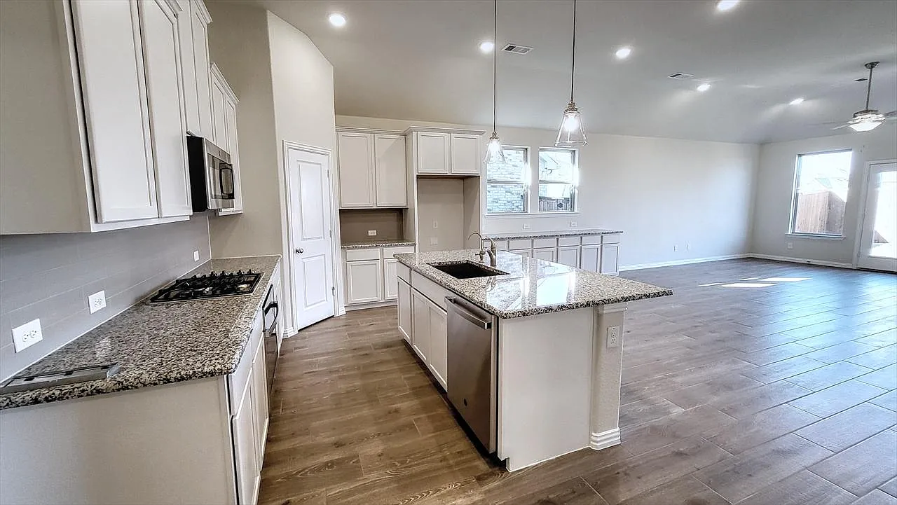 4 bed, 2129 sqft, $2,800 — Photo 4