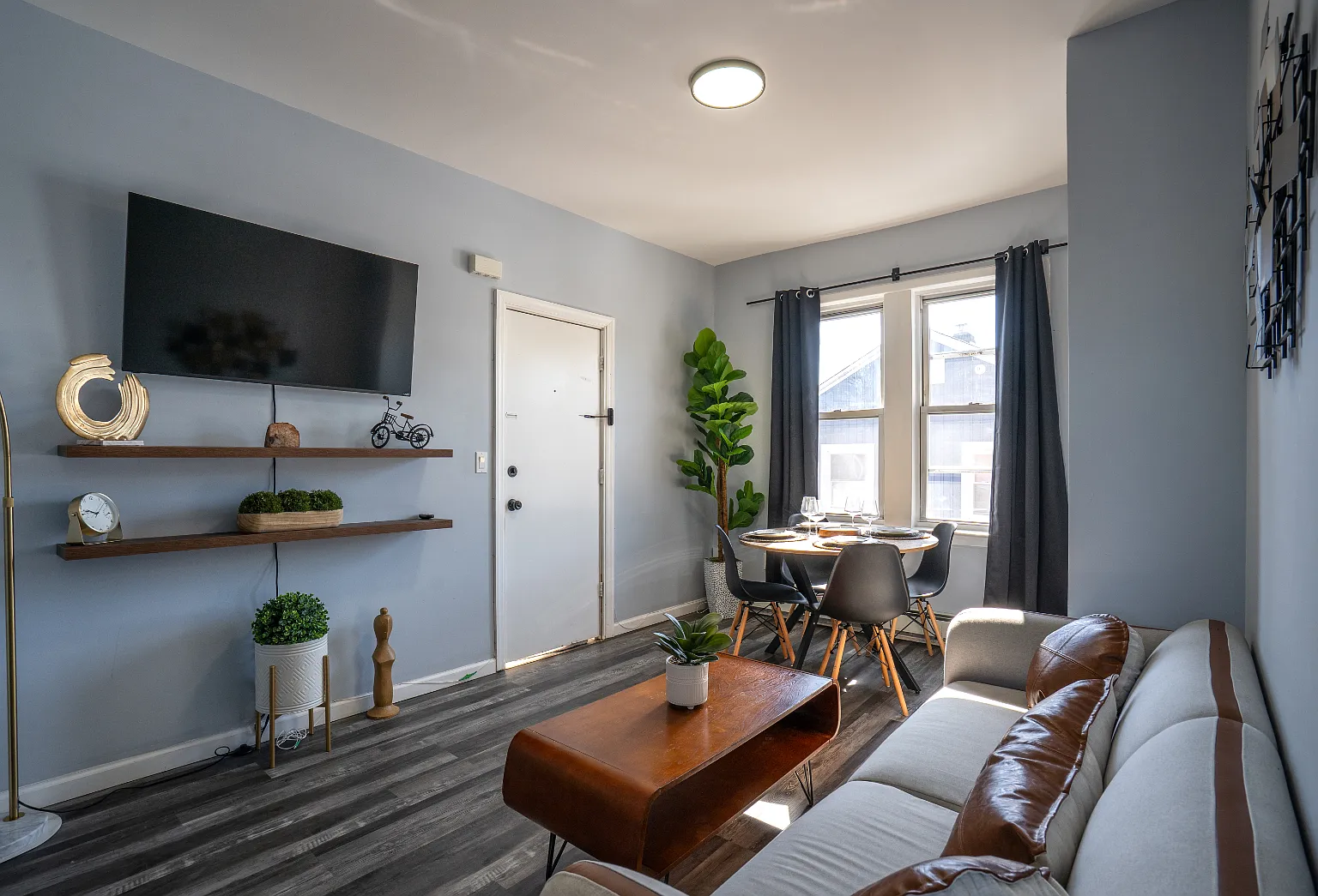 3 bed, 900 sqft, $4,800 — Photo 2