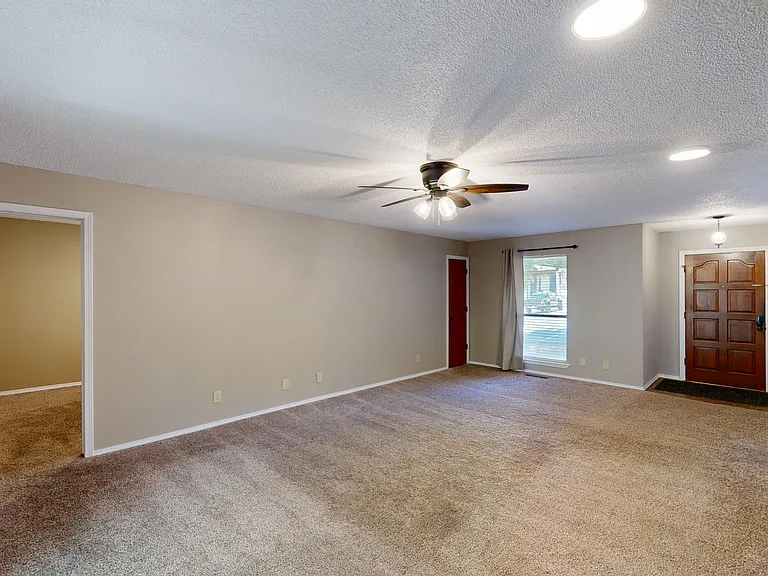 1275 N Gregg Ave — Photo 10