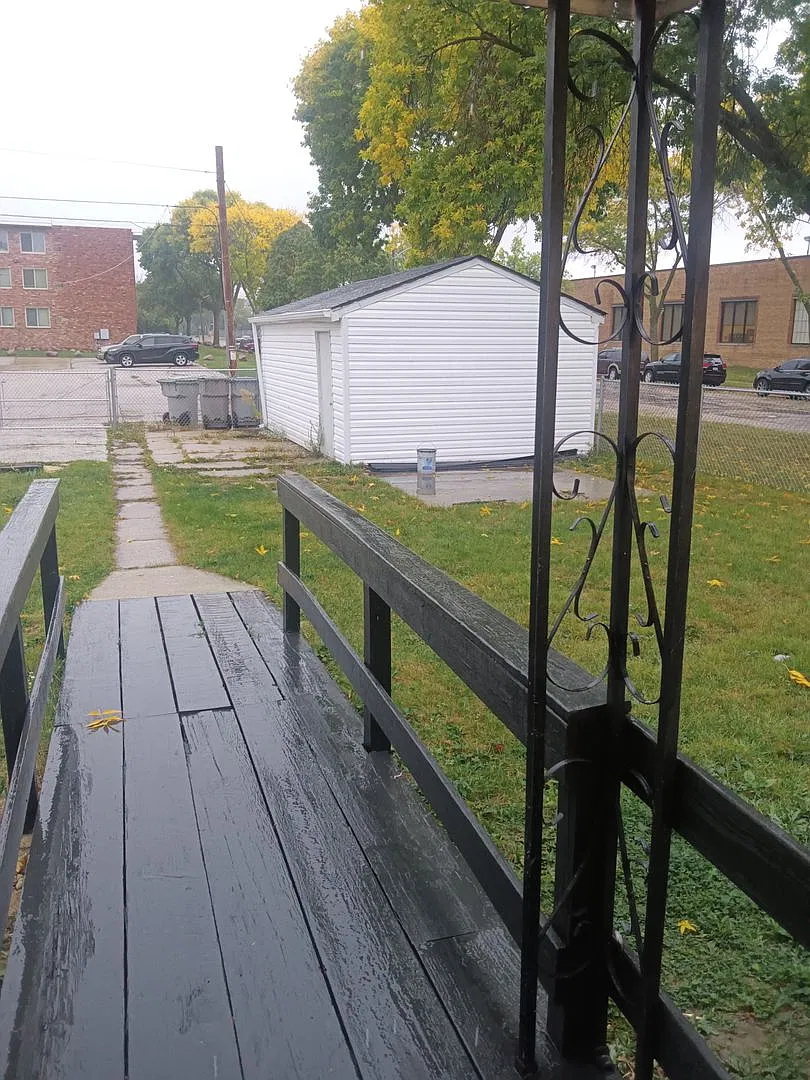 3 bedroom single family home with detached garage — Photo 2