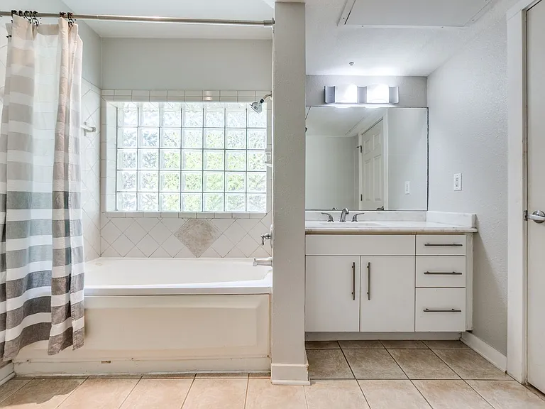 3901 Travis St #107 — Photo 11
