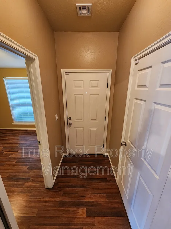 2 bed, 1.0 bath, $1,300 — Photo 2