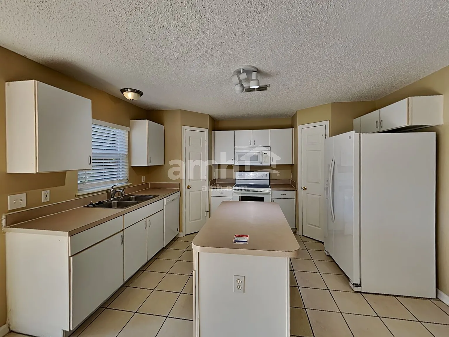 4 bed, 2.5 bath, 2149 sqft, $2,640 — Photo 3