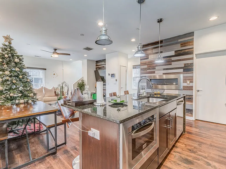 225 Crumley St SW — Photo 41