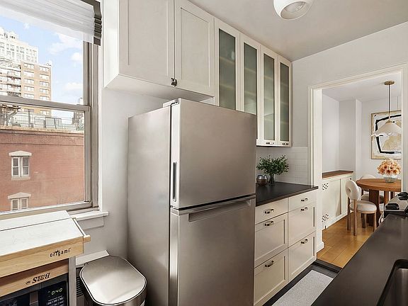 4th image of 32 Gramercy Park S APT 5M