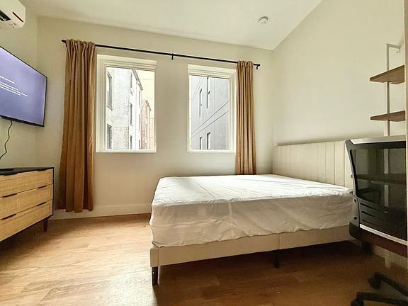 4th image of 980 Kent Ave #2B