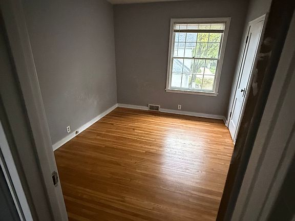 2nd image of 511 E Fellows St