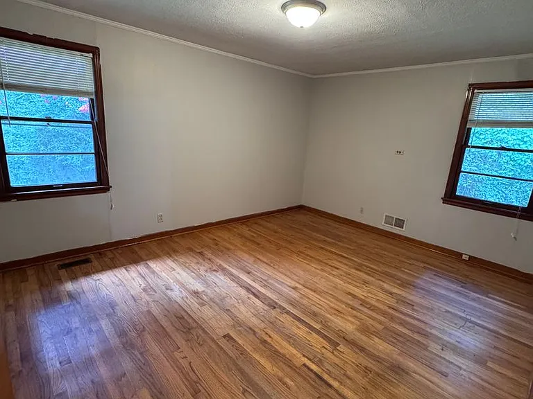 916 Stewart St — Photo 9
