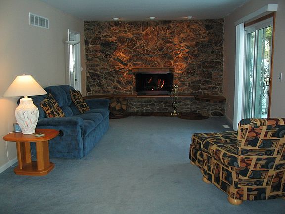 Familyroom w/ fireplace
