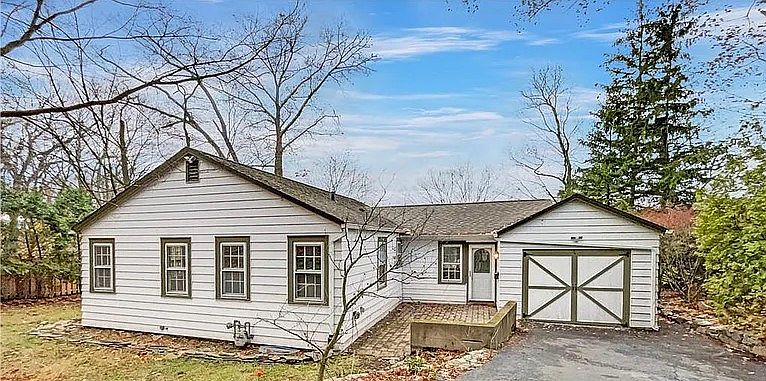 1st image of 40 Woodland Dr