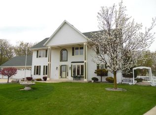 8911 S Ridge Croft Dr, Oak Creek, WI 53154