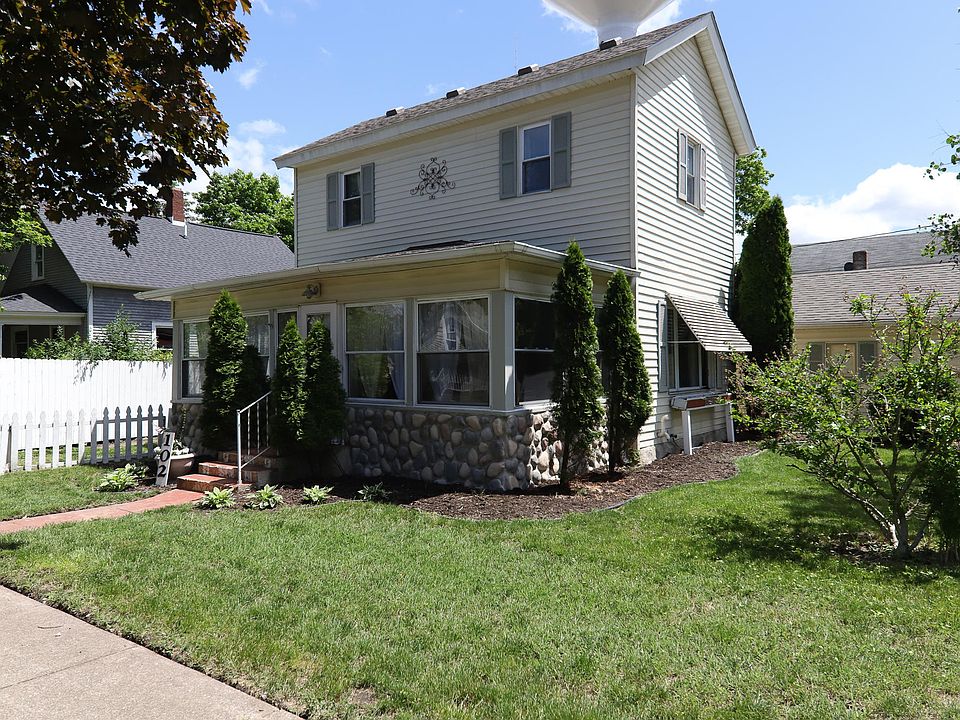 1st image of 102 E Saint Joseph St