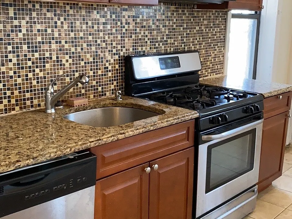 23-25 W 33rd St
