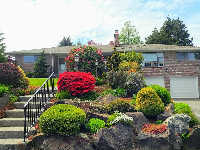 Front garden view.