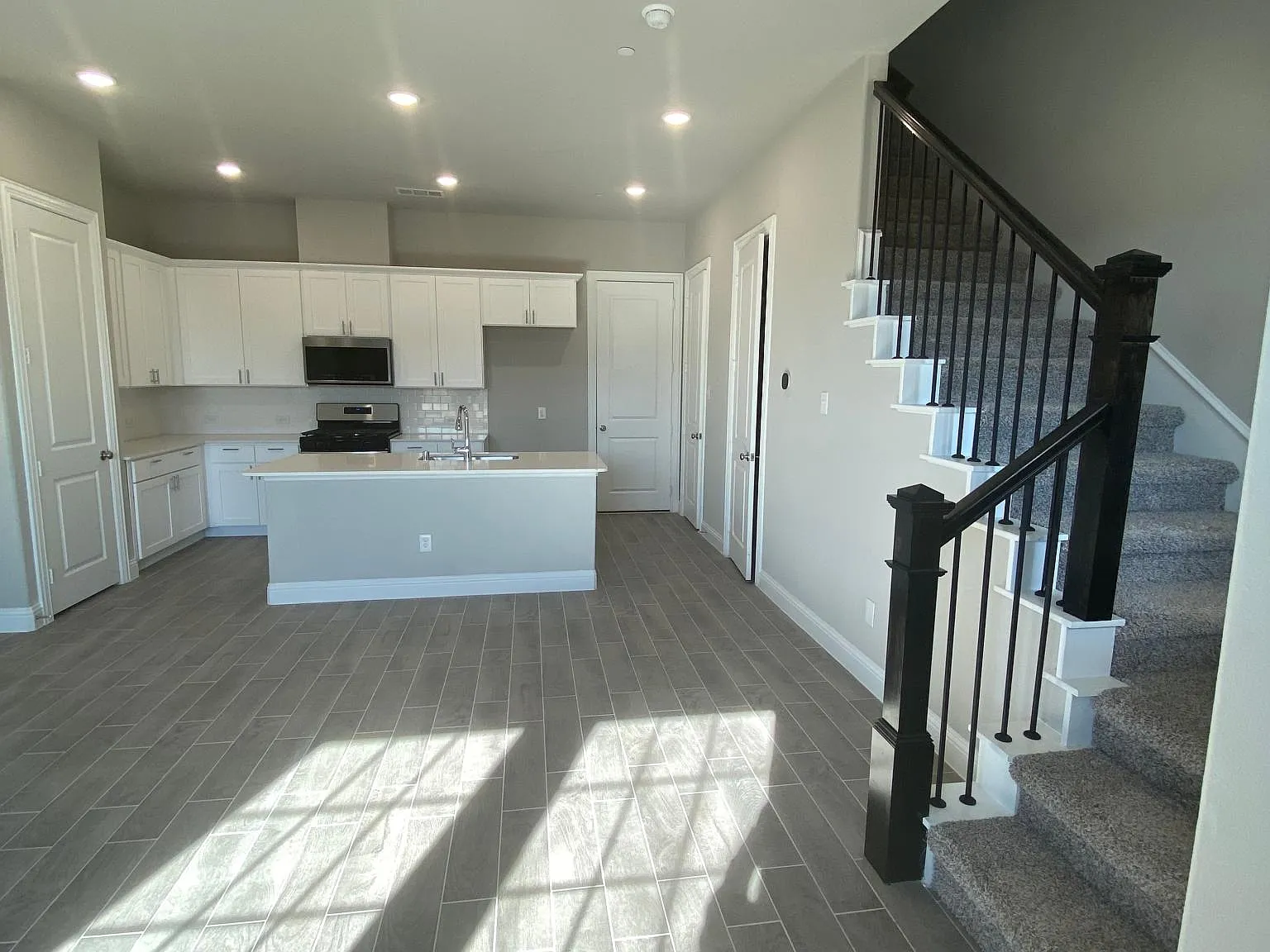 3 bed, 3.5 bath, 1940 sqft, $3,000 — Photo 3