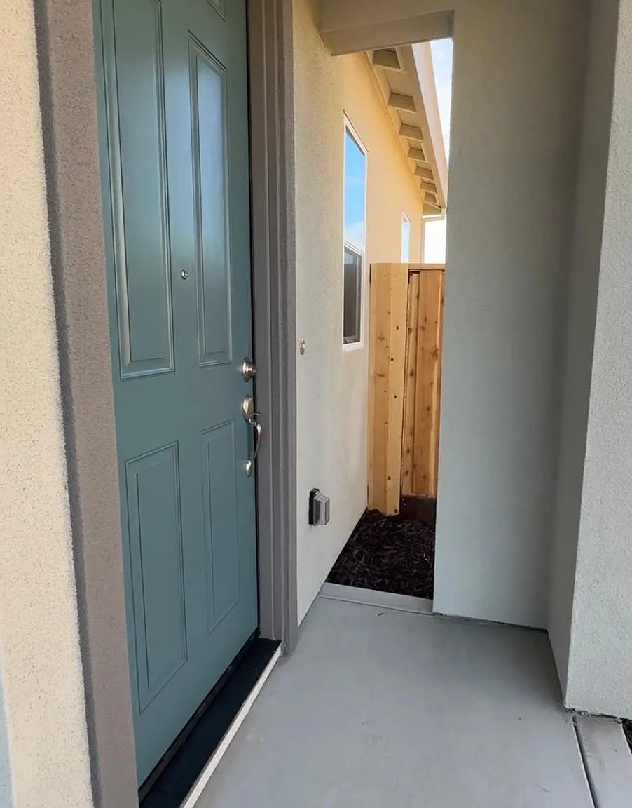 Studio, 700 sqft, $1,500 — Photo 3