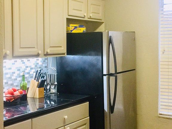 5th image of 13700 N Richmond Park Dr #303