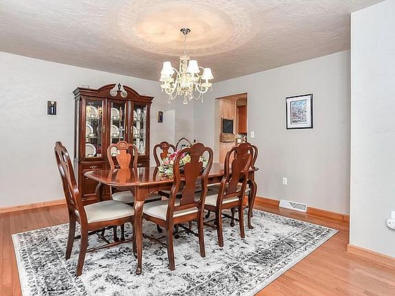 3rd image of 823 Bradgate Dr