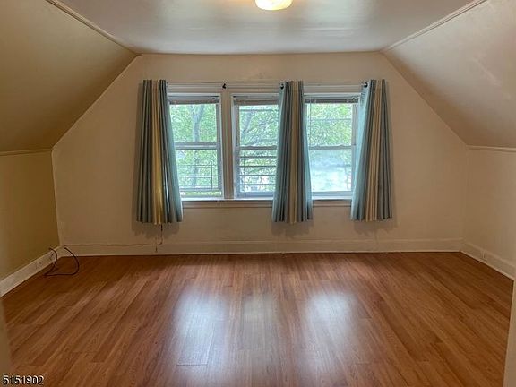 4th image of 11 Thirteen Carteret St #3
