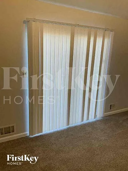 3 bed, 2.0 bath, 1627 sqft, $2,115 — Photo 3