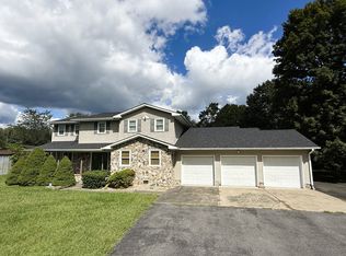 1087 Pea Ridge Rd, Oak Hill, WV 25901