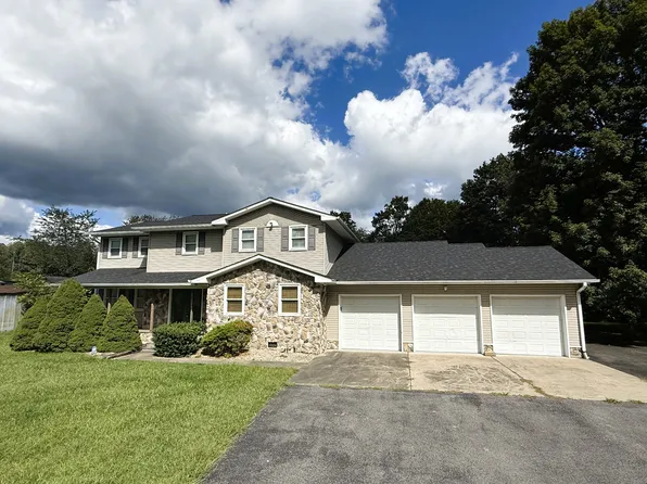 1087 Pea Ridge Rd, Oak Hill, WV 25901