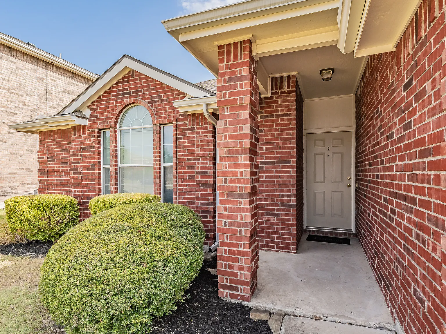 4 bed, 2.0 bath, 2029 sqft, $1,950 — Photo 3