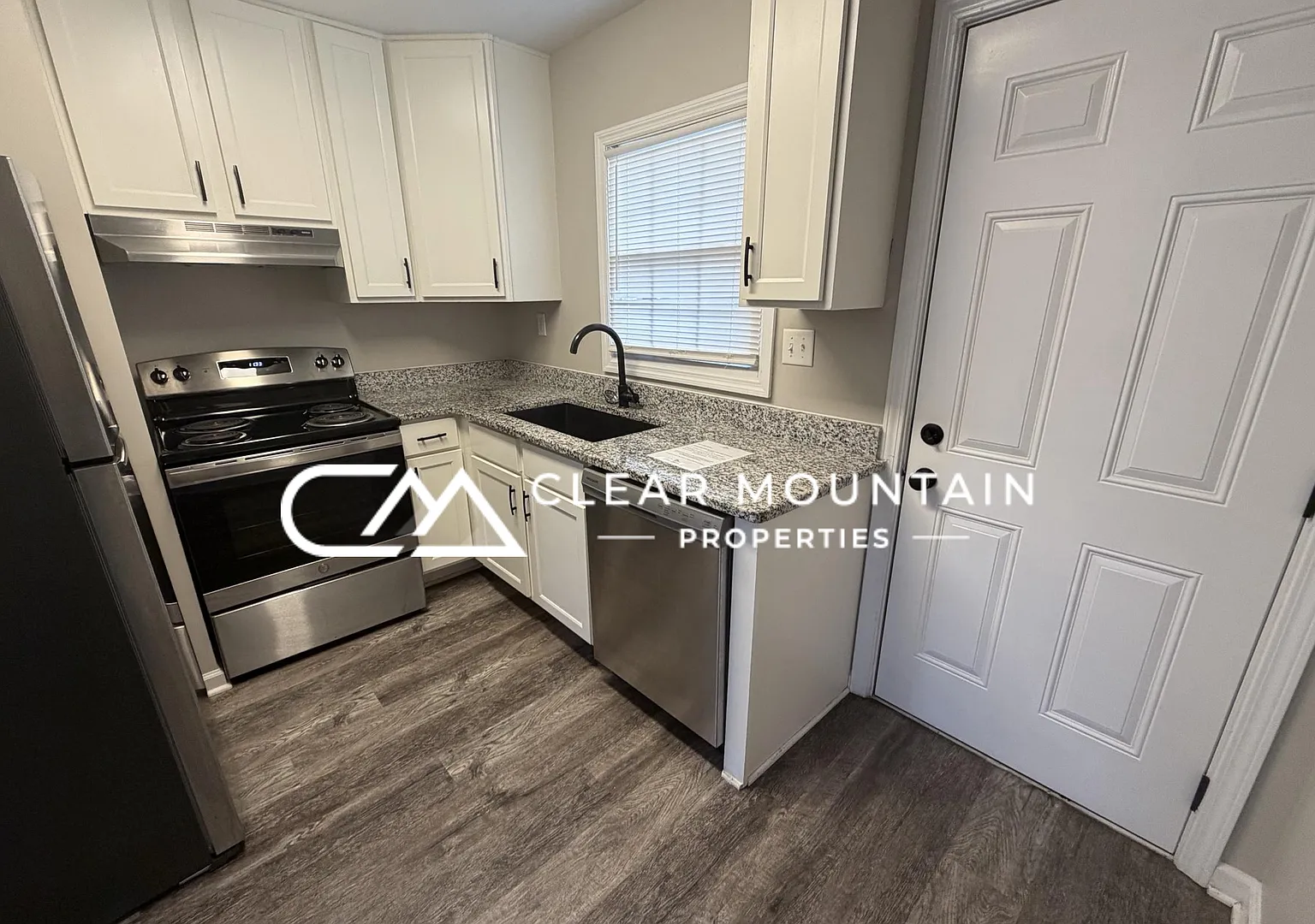 Updated 2-Bedroom 1-bathroom apartment near downtown Greenville!! — Photo 3