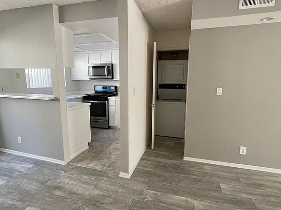 3rd image of 638 E Tujunga Ave #G