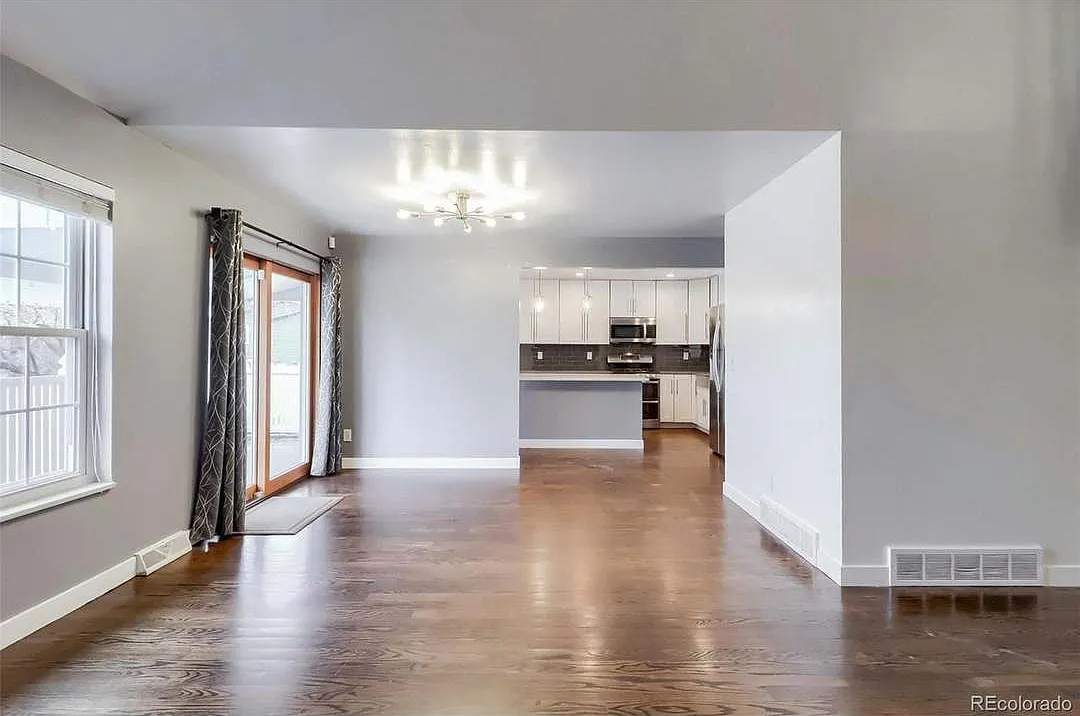 3 bed, 2374 sqft, $3,300 — Photo 2