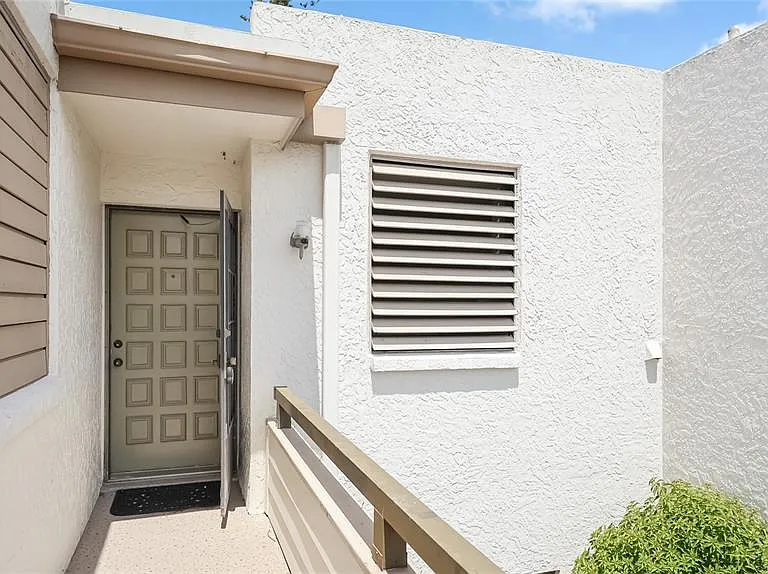 303 Springdale Dr #303 — Photo 2