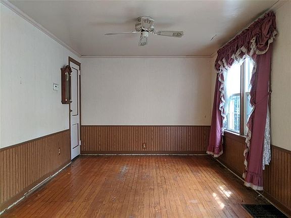 4th image of 111 James St N