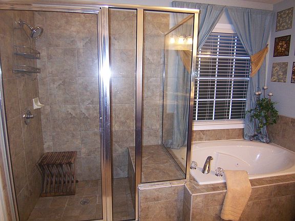 Master Bath w/Tile Shower