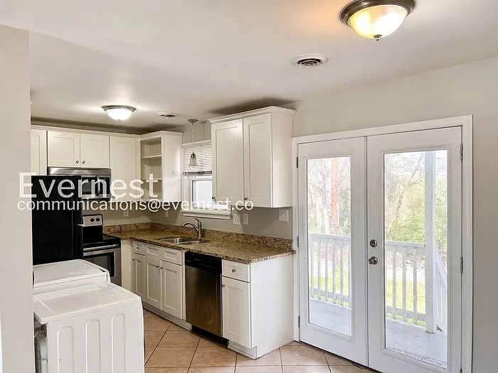 1252 W Moore St — Photo 5