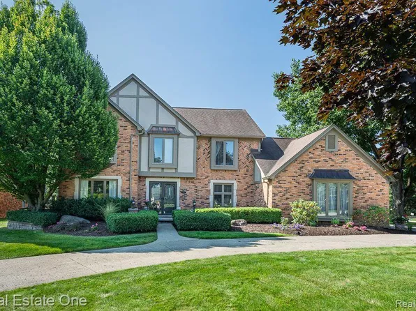 1692 Snowden Cir, Rochester Hills, MI 48306