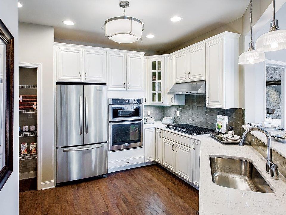 2nd image of 2552 Oxford Cir #21