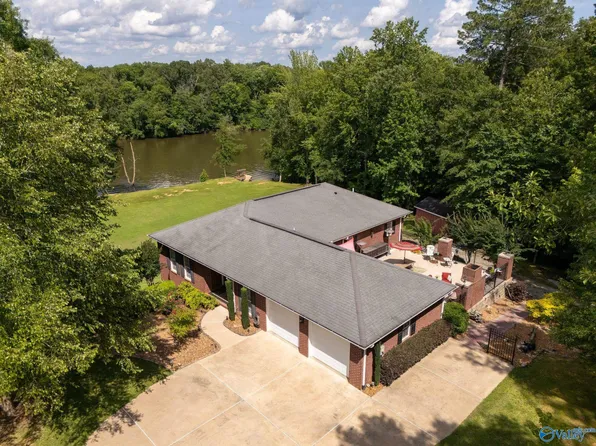 556 Hardie Ln, Gadsden, AL 35903