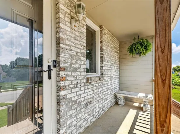 503 Newport Dr, Smithville, MO 64089