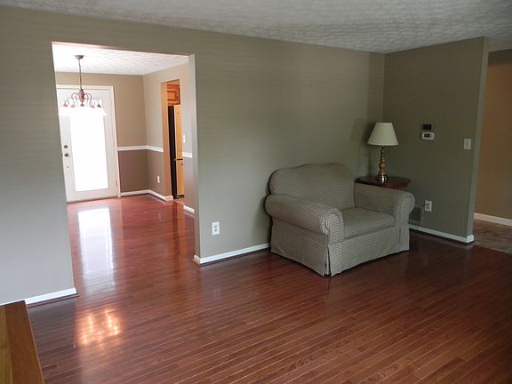 4th image of 981 Hilton Dr