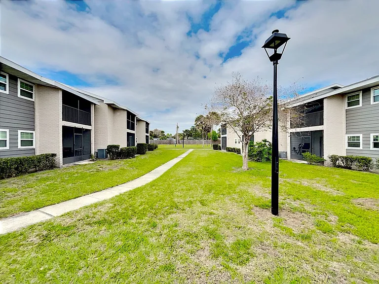 865 Sky Lake Cir #D — Photo 25