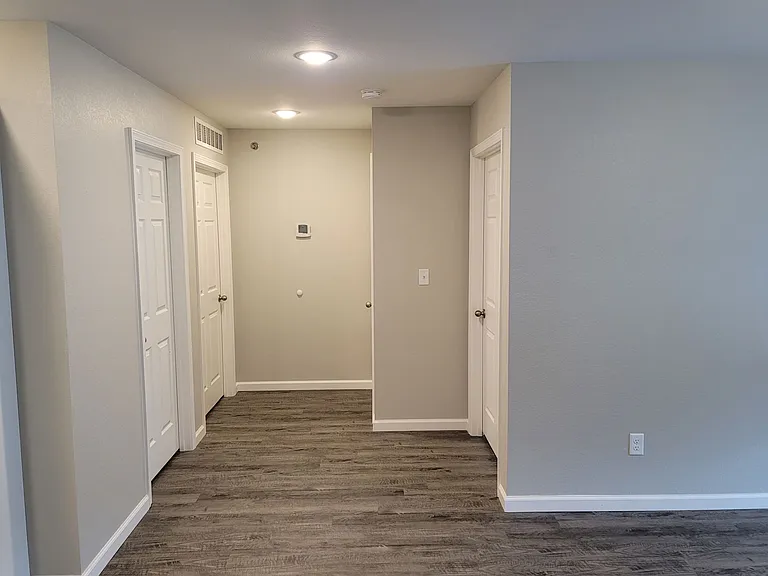 Creekside Apartments — Photo 24